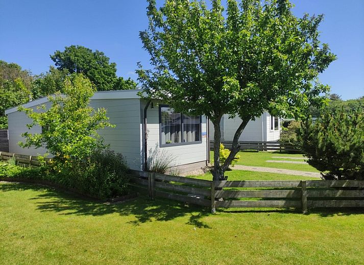 Chalet Bregkoog 208, een charmante vakantiewoning in De Koog, Texel, omgeven door groene tuinen en rustgevende natuur.