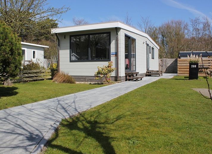 Chalet Bregkoog 208, een charmante vakantiewoning in De Koog, Texel, omgeven door groene tuinen en rustgevende natuur.