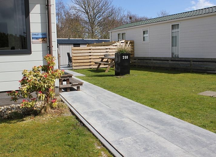 Vakantiehuis Chalet Bregkoog 208 in De Koog, Texel, met een uitnodigend terras en een rustige omgeving op de Waddeneilanden.