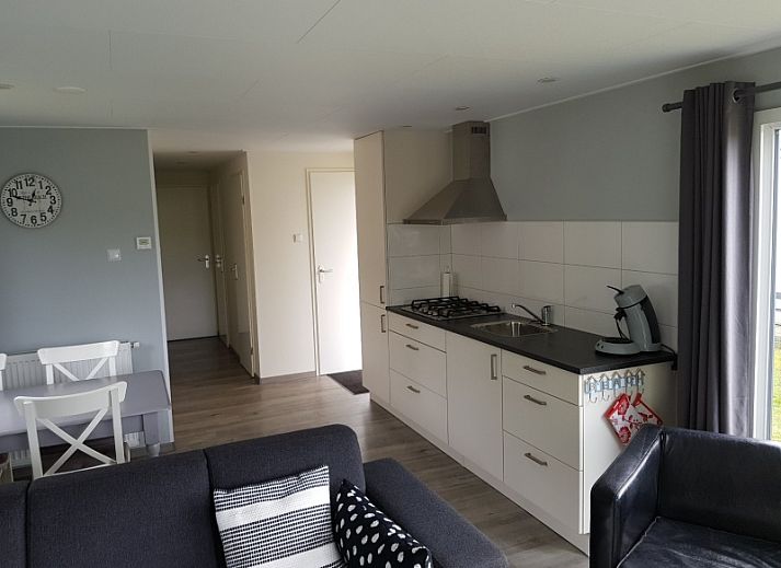 Chalet Bregkoog 208, een gezellig vakantieverblijf in De Koog, Texel, met een moderne uitstraling en omringd door groen.