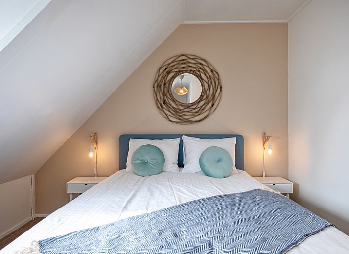 Attraktives Schlafzimmer in De Strandleeuwerik, Ferienhaus in De Koog, Texel mit bequemem Doppelbett und moderner Einrichtung.
