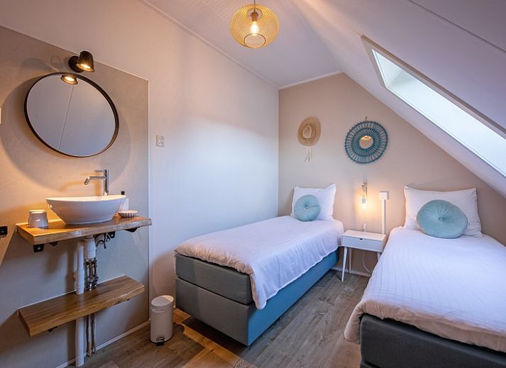 Attraktives Schlafzimmer in De Strandleeuwerik, Ferienhaus in De Koog, Texel mit bequemem Doppelbett und moderner Einrichtung.