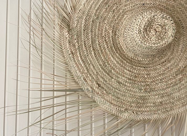 Gemuetliche Ecke des Schlafzimmers in De Strandleeuwerik, Ferienhaus in De Koog, Texel mit weicher Bettwaesche und natuerlichem Licht.