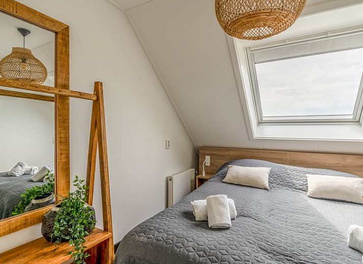 Gezellige woonkamer van Huisje in De Koog, Texel, met uitzicht op het landschap van de Waddeneilanden.