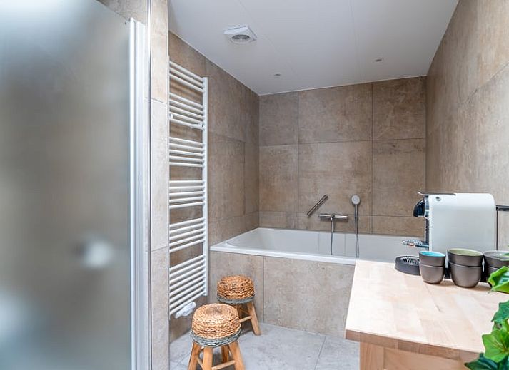 Gezellige woonkamer van Huisje in De Koog, Texel, met uitzicht op het landschap van de Waddeneilanden.