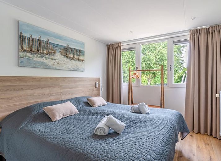 Eetkamer in Huisje in De Koog, Texel, met grote tafel en uitzicht op de natuur van de Waddeneilanden.