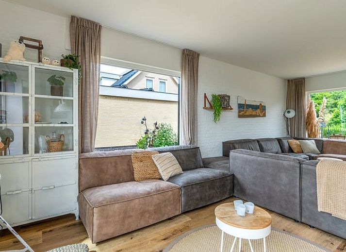 Stijlvolle badkamer in Huisje in De Koog, Texel, met moderne douche en wastafel.