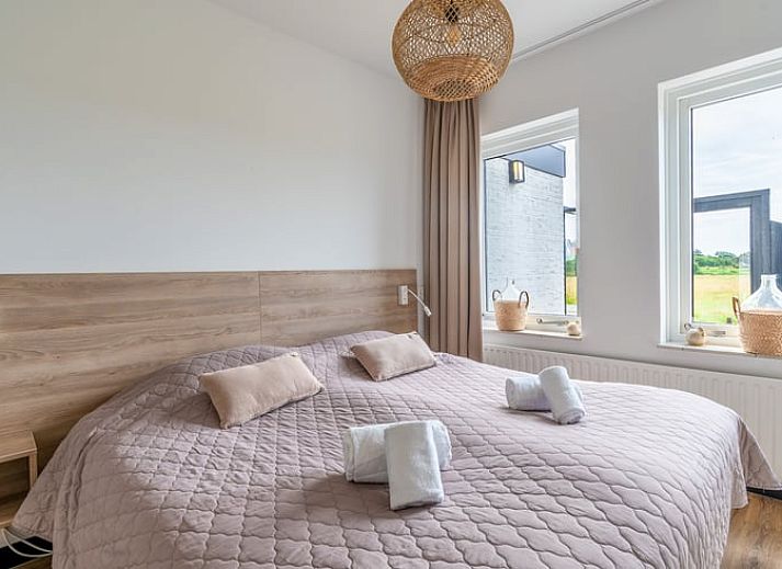 Stijlvolle badkamer in Huisje in De Koog, Texel, met moderne douche en wastafel.