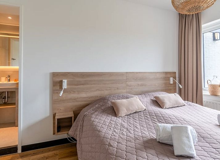 Stijlvolle badkamer in Huisje in De Koog, Texel, met moderne douche en wastafel.