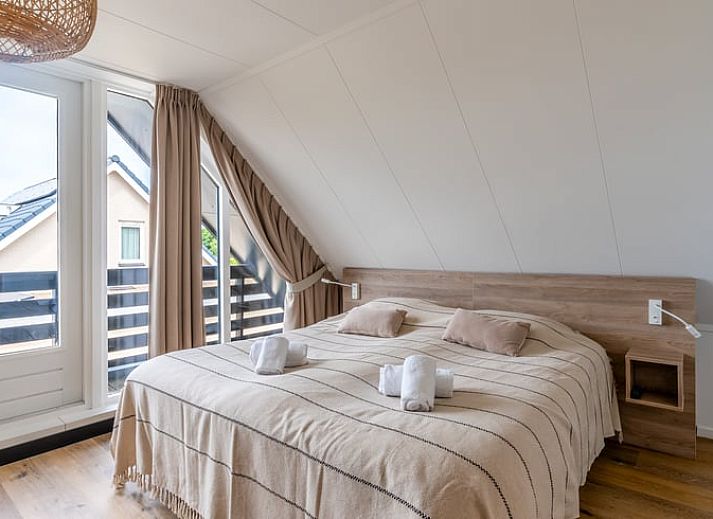 Stijlvolle badkamer in Huisje in De Koog, Texel, met moderne douche en wastafel.