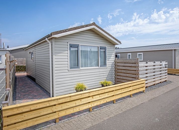 Chalet Bregkoog 88 in De Koog, Texel biedt een charmante buitenkant met moderne houten afwerking op Chaletpark Bregkoog.