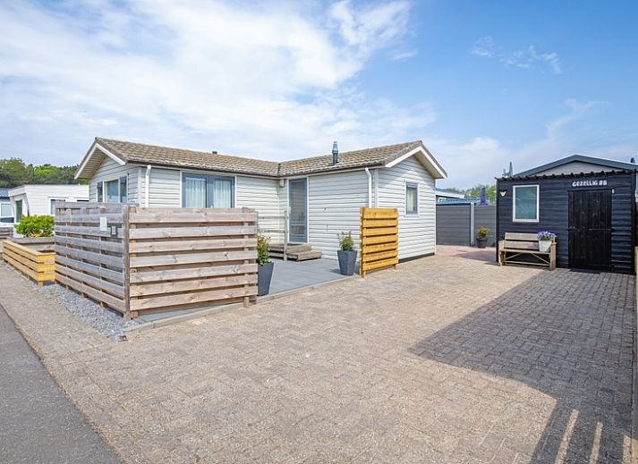 Chalet Bregkoog 88 in De Koog, Texel biedt een charmante buitenkant met moderne houten afwerking op Chaletpark Bregkoog.