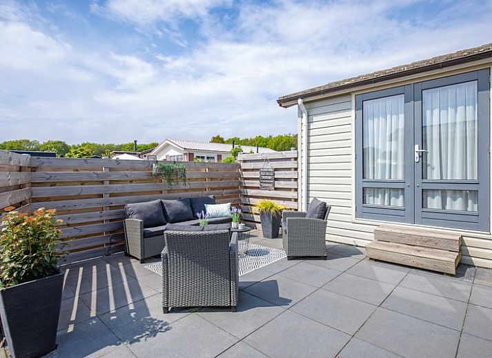 Chalet Bregkoog 88 in De Koog, Texel biedt een charmante buitenkant met moderne houten afwerking op Chaletpark Bregkoog.