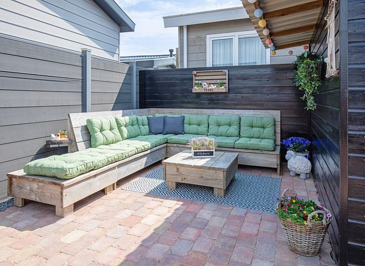 Chalet Bregkoog 88 op Texel heeft een uitnodigende entree met een schilderachtig uitzicht in Chaletpark Bregkoog, De Koog.