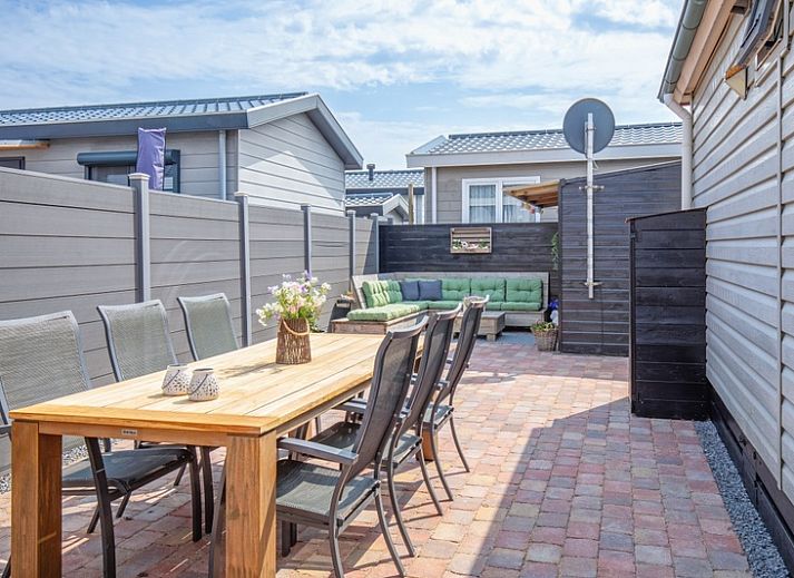 Chalet Bregkoog 88 op Texel heeft een uitnodigende entree met een schilderachtig uitzicht in Chaletpark Bregkoog, De Koog.