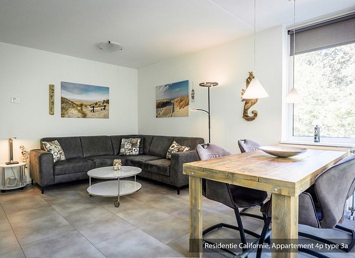 Ruime woonkamer in Type 3A vakantiehuis, De Koog, Texel met comfortabele zithoek en veel natuurlijk licht.