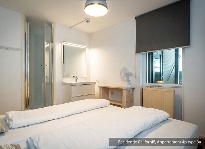 Ruime woonkamer in Type 3A vakantiehuis, De Koog, Texel met comfortabele zithoek en veel natuurlijk licht.