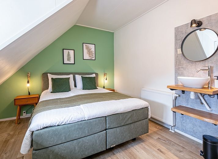 Gemuetliches Schlafzimmer mit Doppelbett in De Boomleeuwerik, Ferienhaus in De Koog, Texel.