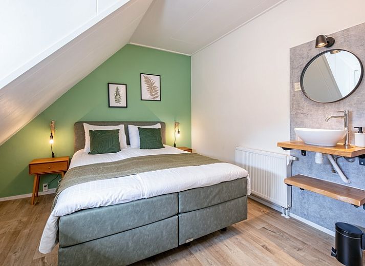 Gemuetliches Schlafzimmer mit Doppelbett in De Boomleeuwerik, Ferienhaus in De Koog, Texel.