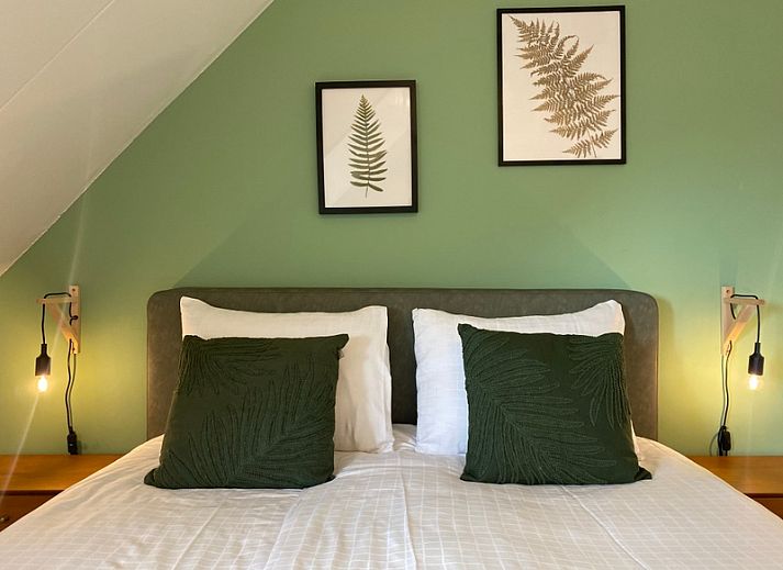 Gemuetliches Schlafzimmer mit Doppelbett in De Boomleeuwerik, Ferienhaus in De Koog, Texel.