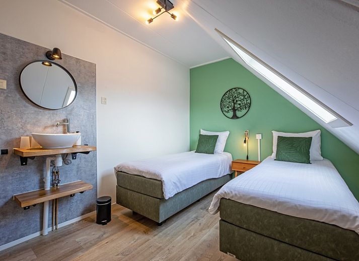 Gemuetliches Schlafzimmer mit Doppelbett in De Boomleeuwerik, Ferienhaus in De Koog, Texel.