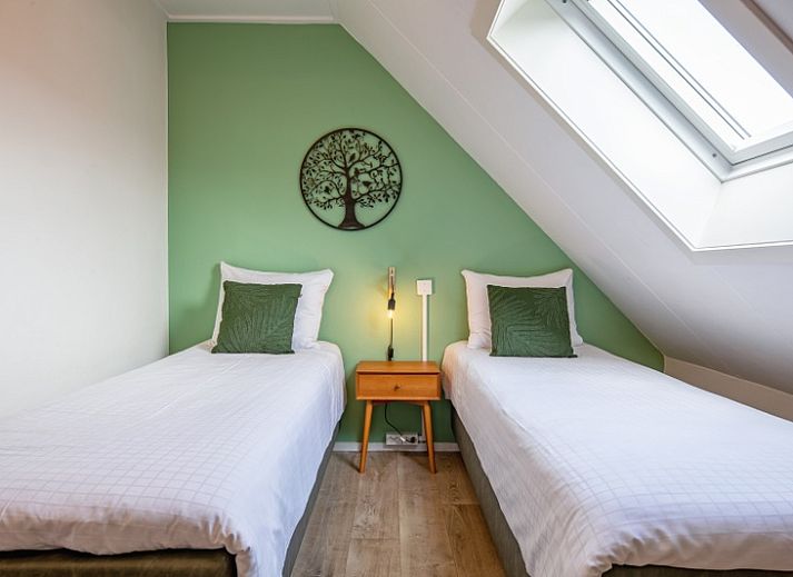 Komfortables Schlafzimmer mit Waschbecken in De Boomleeuwerik, Ferienunterkunft in De Koog, Texel.