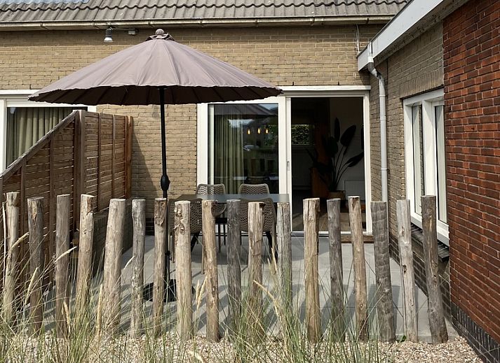 Detail des Doppelbetts mit gruenen Kissen in De Boomleeuwerik, Texel.