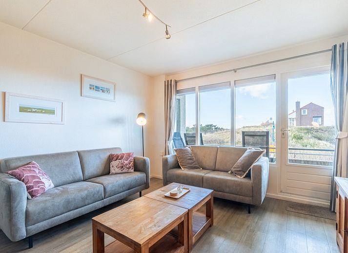 Gezellige woonkamer in Appartement Juliana 046, De Koog, Texel met uitzicht op de duinen.