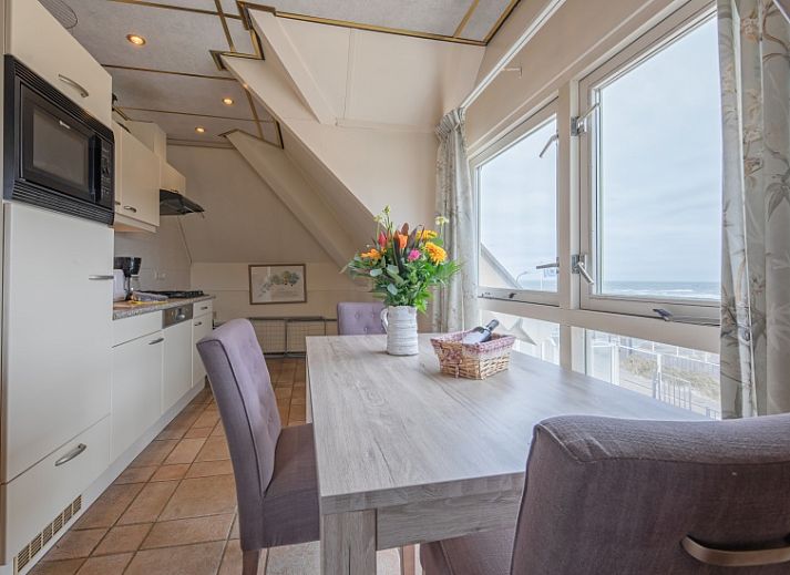 Luftaufnahme von Resort De Buteriggel - Apartment 0 in De Koog, Texel, mit Blick auf den Strand und das Meer.