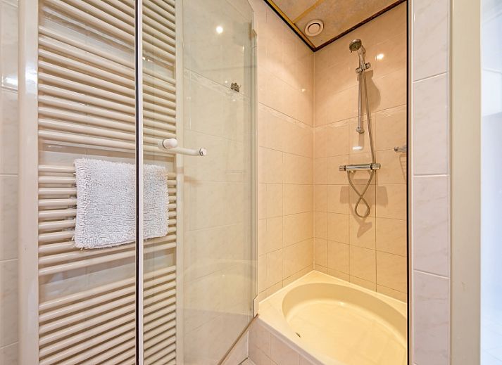 Gemuetliches Wohnzimmer des Resort De Buteriggel - Appartement 0 in De Koog, Texel, mit bequemen Sitzgelegenheiten.