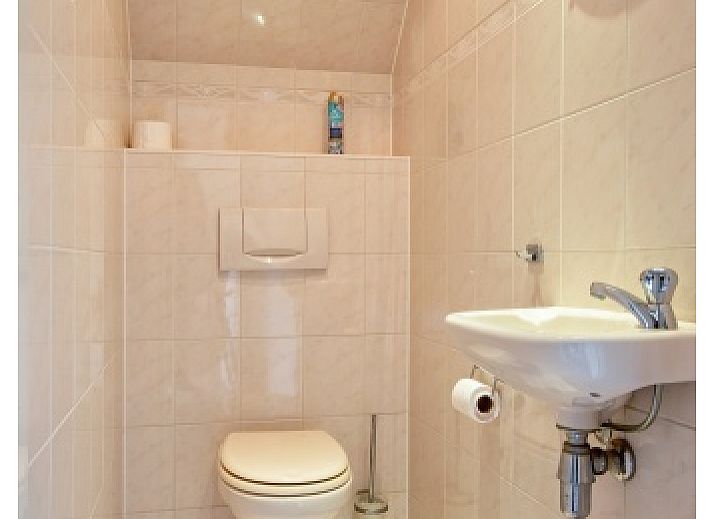 Gemuetliches Wohnzimmer des Resort De Buteriggel - Appartement 0 in De Koog, Texel, mit bequemen Sitzgelegenheiten.