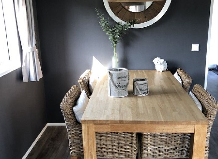 Chaletpark Bregkoog 226 in De Koog, Texel mit sonnigem Vorgarten und bequemen Stuehlen.