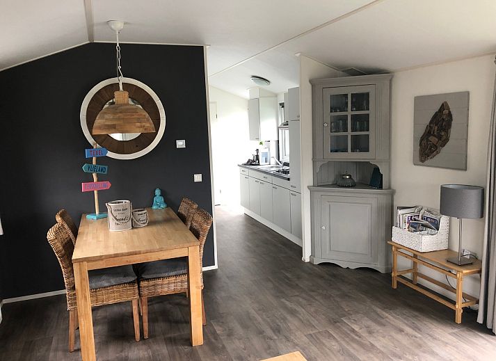 Moderne Kueche im Chalet Bregkoog 226, komplett ausgestattet in De Koog, Texel.