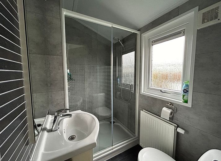 Moderne Kueche im Chalet Bregkoog 226, komplett ausgestattet in De Koog, Texel.