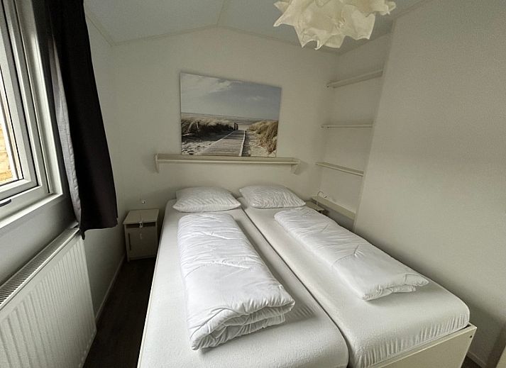 Gemuetliches Schlafzimmer mit zwei Betten im Chalet Bregkoog 226, De Koog, Texel.
