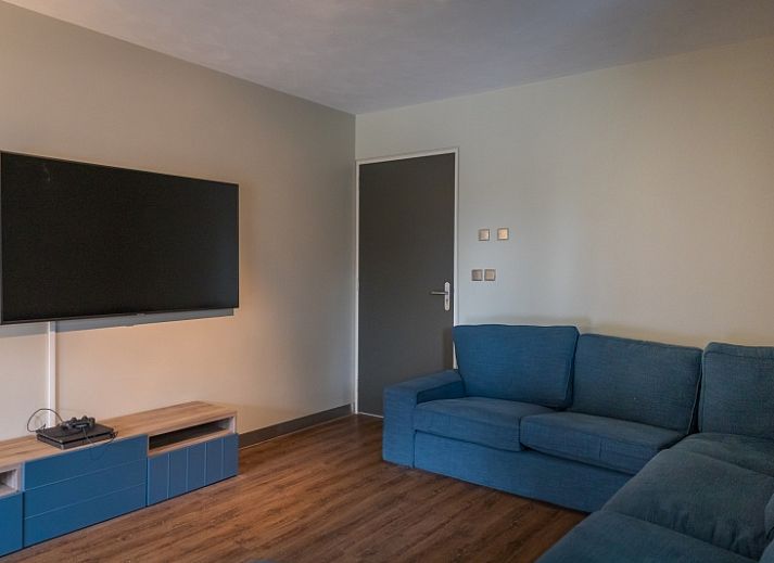 Gezellige eethoek in Orchismient 24, vakantiehuis in De Koog, Texel, voorzien van sfeervolle verlichting.