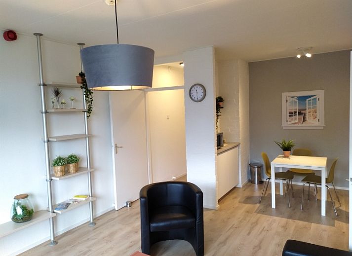 't Kerckeland - Appartement Kerckeland 82 in De Koog, Texel biedt een gezellige woonkamer met uitzicht op de natuur van de Waddeneilanden.