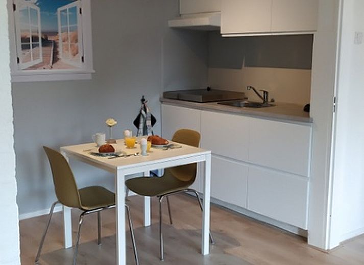 't Kerckeland - Appartement Kerckeland 82 in De Koog, Texel biedt een gezellige woonkamer met uitzicht op de natuur van de Waddeneilanden.