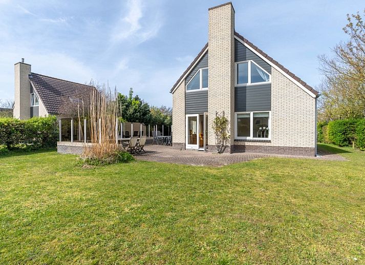 Vacation home Honeysuckle 61 with spacious garden in De Koog, Texel, Wadden Islands.