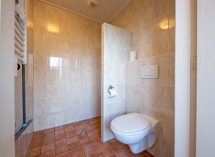 Moderne keuken in De Veldleeuwerik vakantiehuis, De Koog, Texel, Waddeneilanden.