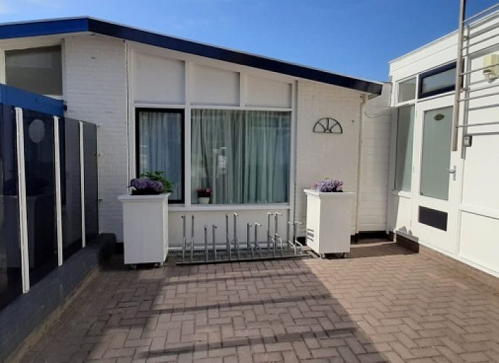 Gezellige slaapkamer in Appartement Duinzee Texel, De Koog, met comfortabel bed en stijlvolle inrichting.