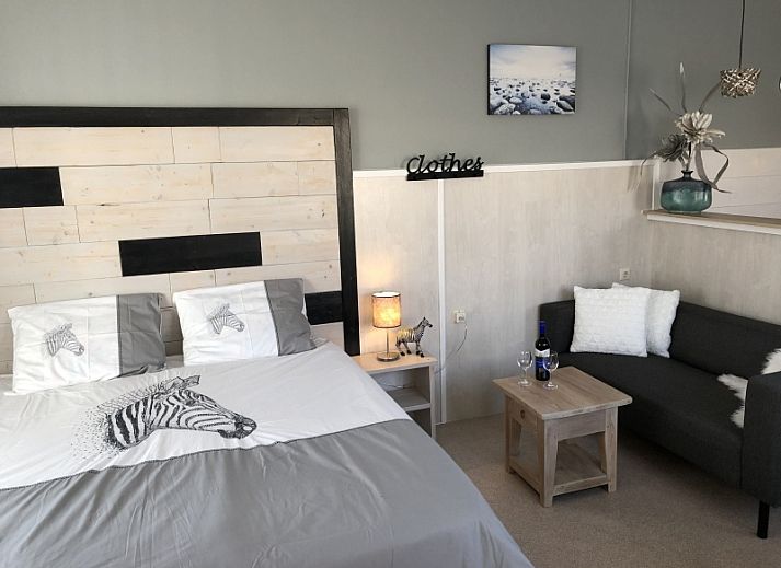 Zonnig terras van Appartement Duinzee Texel in De Koog, ideaal voor ontspanning op de Waddeneilanden.