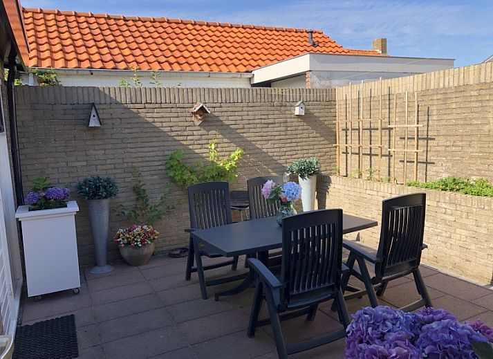 Zonnig terras van Appartement Duinzee Texel in De Koog, ideaal voor ontspanning op de Waddeneilanden.