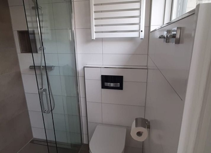 Zonnig terras van Appartement Duinzee Texel in De Koog, ideaal voor ontspanning op de Waddeneilanden.