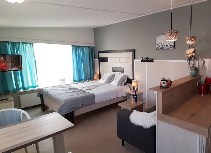 Zonnig terras van Appartement Duinzee Texel in De Koog, ideaal voor ontspanning op de Waddeneilanden.