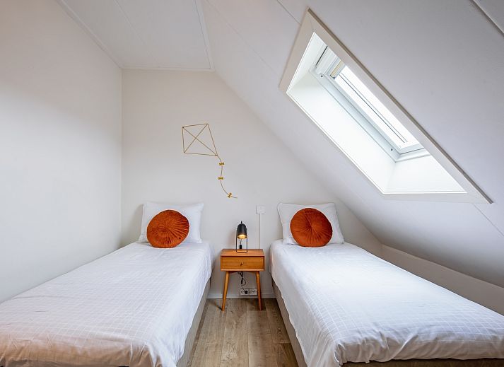Gezellige slaapkamer in Windlust vakantiehuis De Koog Texel met moderne wastafel.