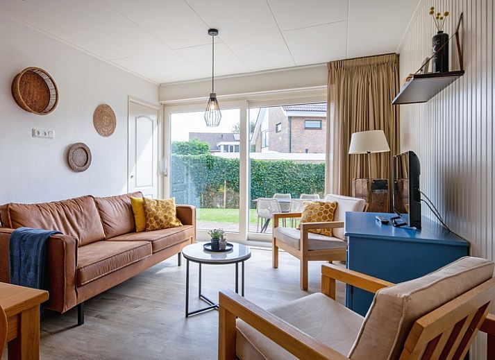 Gezellige slaapkamer in Windlust vakantiehuis De Koog Texel met moderne wastafel.