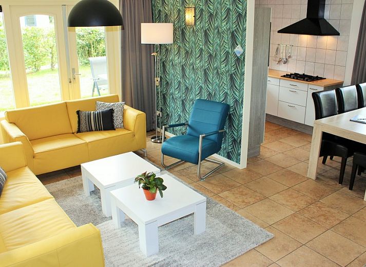 Das reetgedeckte Ferienhaus Eldorado Texel in De Koog, Watteninseln, bietet eine charmante Unterkunft mit Reetdach und Sonnenterrasse.