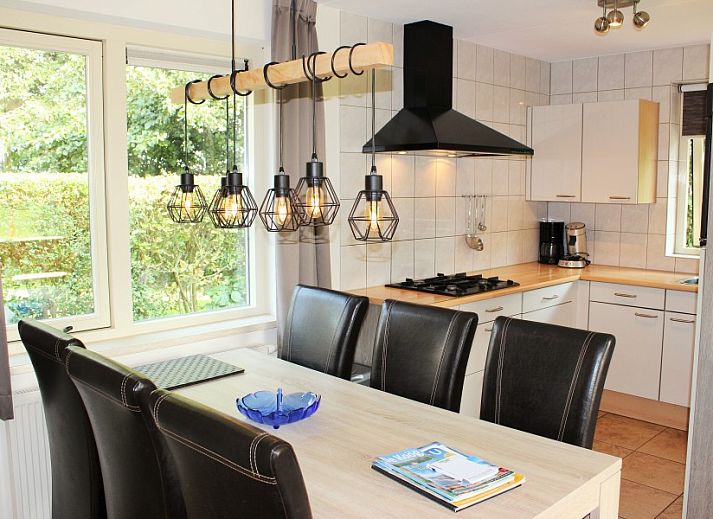 Das reetgedeckte Ferienhaus Eldorado Texel in De Koog, Watteninseln, bietet eine charmante Unterkunft mit Reetdach und Sonnenterrasse.