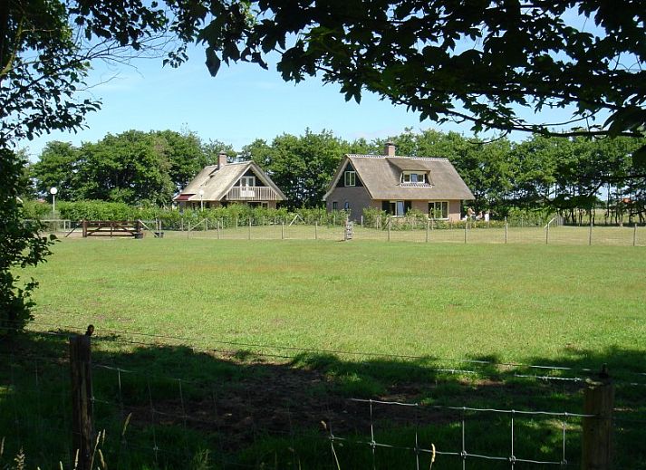 Das reetgedeckte Ferienhaus Eldorado Texel in De Koog, Watteninseln, bietet eine charmante Unterkunft mit Reetdach und Sonnenterrasse.